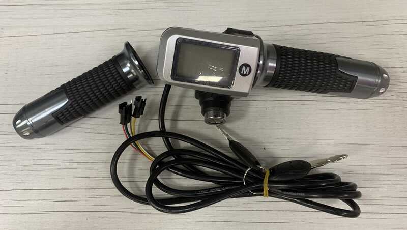 Комплект ручок газу для ектровелосипеда M27106 (100) напруга 36V, права ручка з екраном, замок запалювання, ключі